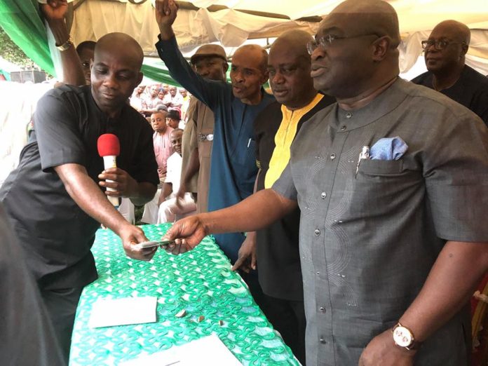 2019: Ikpeazu Receives New PDP Membership Card - PUO REPORTS