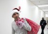 Photos: Obama paid a surprise visits to DC children’s hospital with Christmas gifts