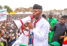 Video: Osinbajo’s convoy blocked by angry protesters on his way to airport